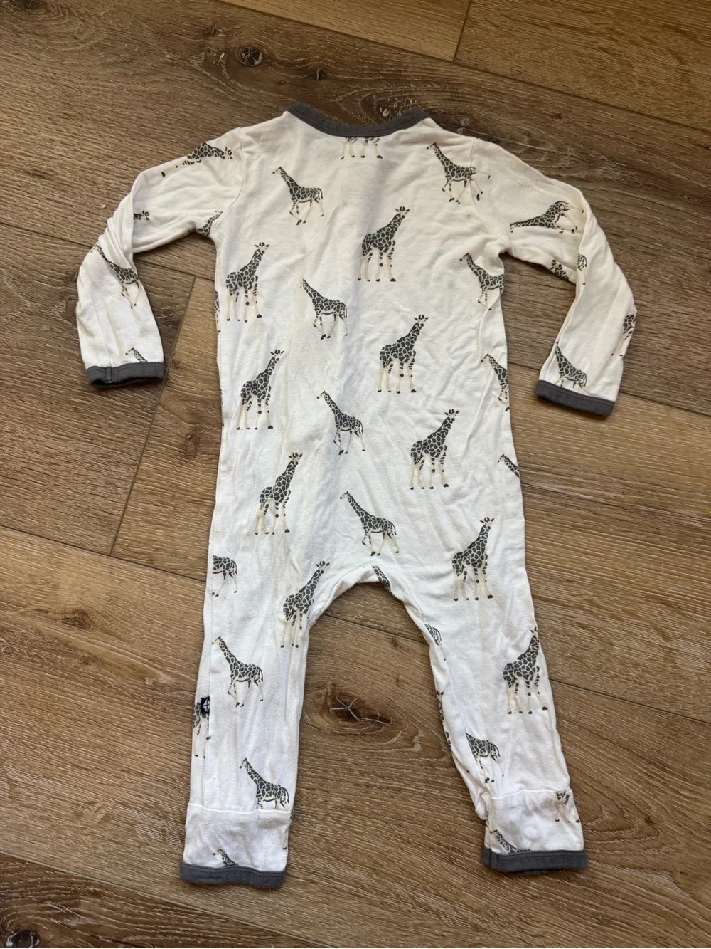 Kyte Baby zip-up romper with Giraffe Print - White & Gray 18-24M